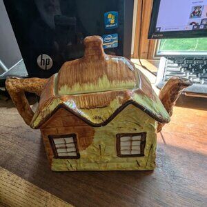 Ye Old Cottage Tea Pot